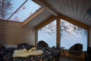Atmospheric northern lights cabin in the middle of nature - Image 4