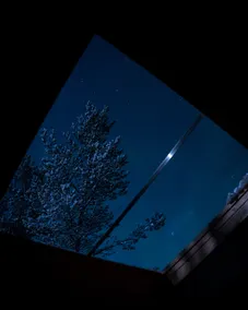 Atmospheric northern lights cabin in the middle of nature - Image 3