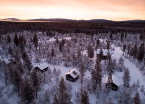 Atmospheric northern lights cabin in the middle of nature - Image 5