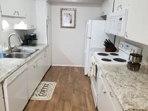 2 Bedroom 1 Bath Duplex with Free Parking 318 - Image 4