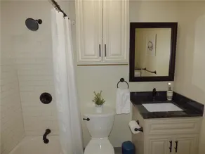 1-BR Loft in the Heart of Northeast Arts District - Image 4