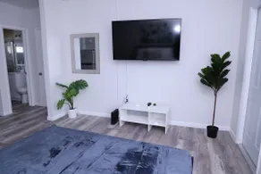 Lovely private studio with patio & parking - Image 5