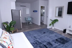 Lovely private studio with patio & parking - Image 3