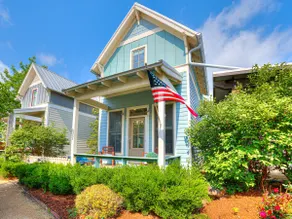 Charming Twinkle Lane Cottage - Image 2