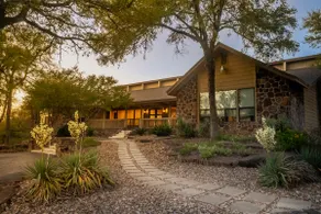 Mustang Meadows: Luxury Texas Hill Country Retreat - Image 2