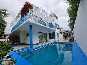 Spectacular Three-Story House, capacity for 21 people. - Image 2