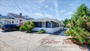 Lovely Rear 2 BR Cottage!~ Pets Considered *POOL* - Image 3