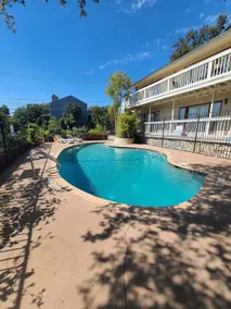 Comfy 1 bed w/pool: W 6th, DT, ACL, walkable - Image 4