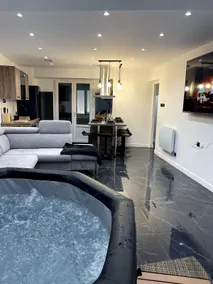 Unique apartment with jacuzzi - Image 2