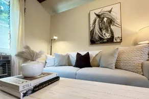 Countryside-Stablehouse-Cozy for 2-Summer Getaway! - Image 5