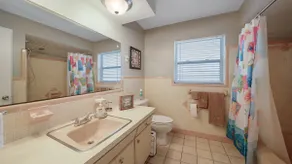 Large 2 bedroom 3 beds sleeps 6 or more - Image 5