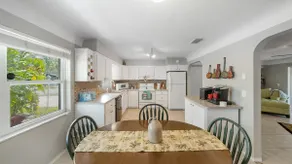 Large 2 bedroom 3 beds sleeps 6 or more - Image 4