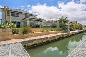 CHILLAX HOUSE - Luxury, Canals, Jetty, Family Friendly - Sleeps 14 in Style! - Image 3
