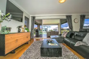 CHILLAX HOUSE - Luxury, Canals, Jetty, Family Friendly - Sleeps 14 in Style! - Image 5