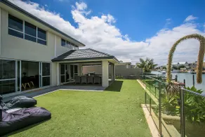 CHILLAX HOUSE - Luxury, Canals, Jetty, Family Friendly - Sleeps 14 in Style! - Image 2