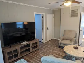 Newly renovated 3 bedroom home. - Image 5