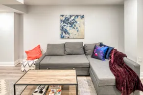 Cozy Cove, Separate Entrance & Ensuite Laundry - Image 2