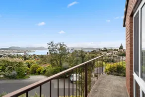 Lovely 2 Bed Home with views - Image 2