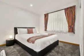 Lovely 2 Bed Home with views - Image 5
