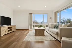 Lovely 2 Bed Home with views - Image 3