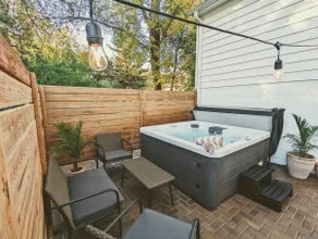 Hidden Garden Suite & Spa: Sauna & Hot Tub - Image 2