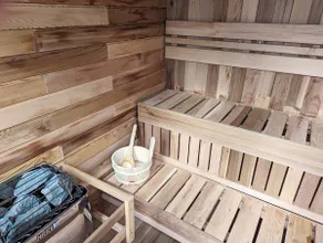 Hidden Garden Suite & Spa: Sauna & Hot Tub - Image 5