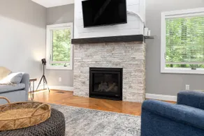 Modern & Bright 5 Bedroom Wintergreen Home - Image 2