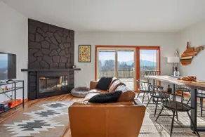 Roxy’s Retreat — pet friendly with hot tub! - Image 2