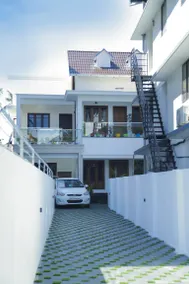 Luxurious 2 BHK vacation home in Maradu - Image 3