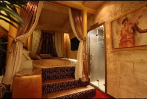Unique bedroom serviced apartment with private SPA - Image 3