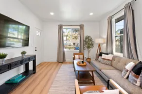 Spacious 3 beds,10 min walk to beach, free parking - Image 2