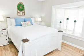 Historic Downtown Oxford rancher with King Bed - Image 3