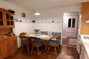 Charming apartment with a large front yard - Image 4