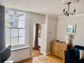 Coastal garden flat with parking.  Pet friendly!  Only 2 minutes from the beach! - Image 3