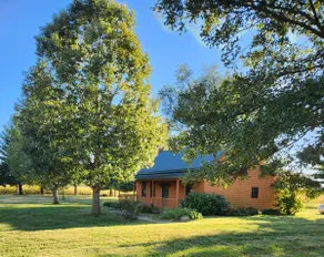 Cozy cabin on farm near Jerseyville and Grafton IL - Image 2
