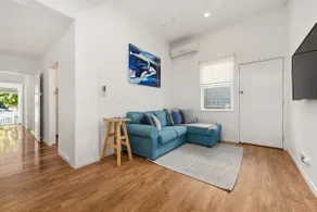 Contemporary Cute! 2Bed/1Bath/1Car~House~10min CBD - Image 4