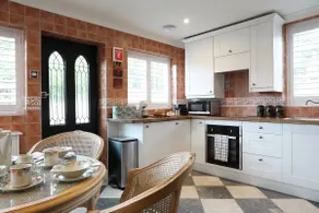 Palm House - Luxury Wye Valley Country House 2 Bed Apartment - Dog Friendly - Image 3