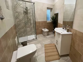 Manfredi Apt: Comfy Apartment & Strategic Location - Image 4