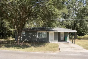 Convenient Stay under Shady Oaks - Image 2