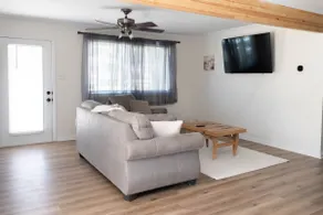 Convenient Stay under Shady Oaks - Image 4