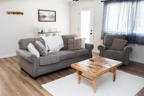 Convenient Stay under Shady Oaks - Image 3