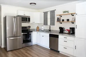 Convenient Stay under Shady Oaks - Image 5