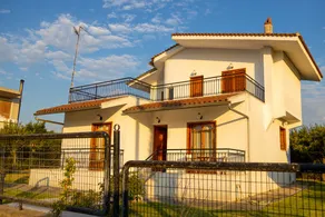Two-storey detached house with a large garden and parking - Image 3