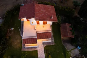 Two-storey detached house with a large garden and parking - Image 4