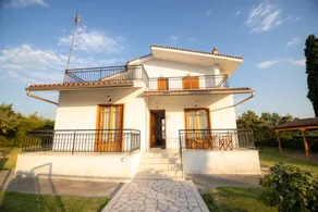 Two-storey detached house with a large garden and parking - Image 2