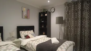Newport rental property,Furnished studio Near train station Free Wifi-Parrking. - Image 4