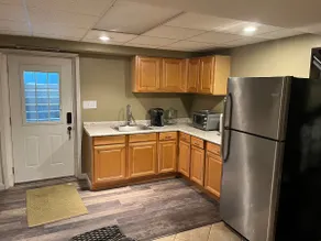 Spacious 2-BR apt. Free pkg. Private entrance - Image 4