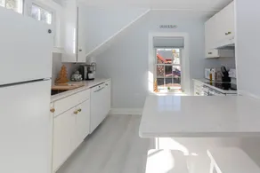 Sun-drenched 2BR -walk to shops&sea - Image 3