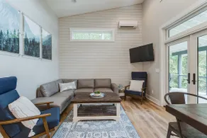 Cozy Two Bedroom Cabin with Hot Tub in Waters Edge - Image 4