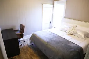 Cheerful 2 Bedroom Home In Trenton City - Image 4